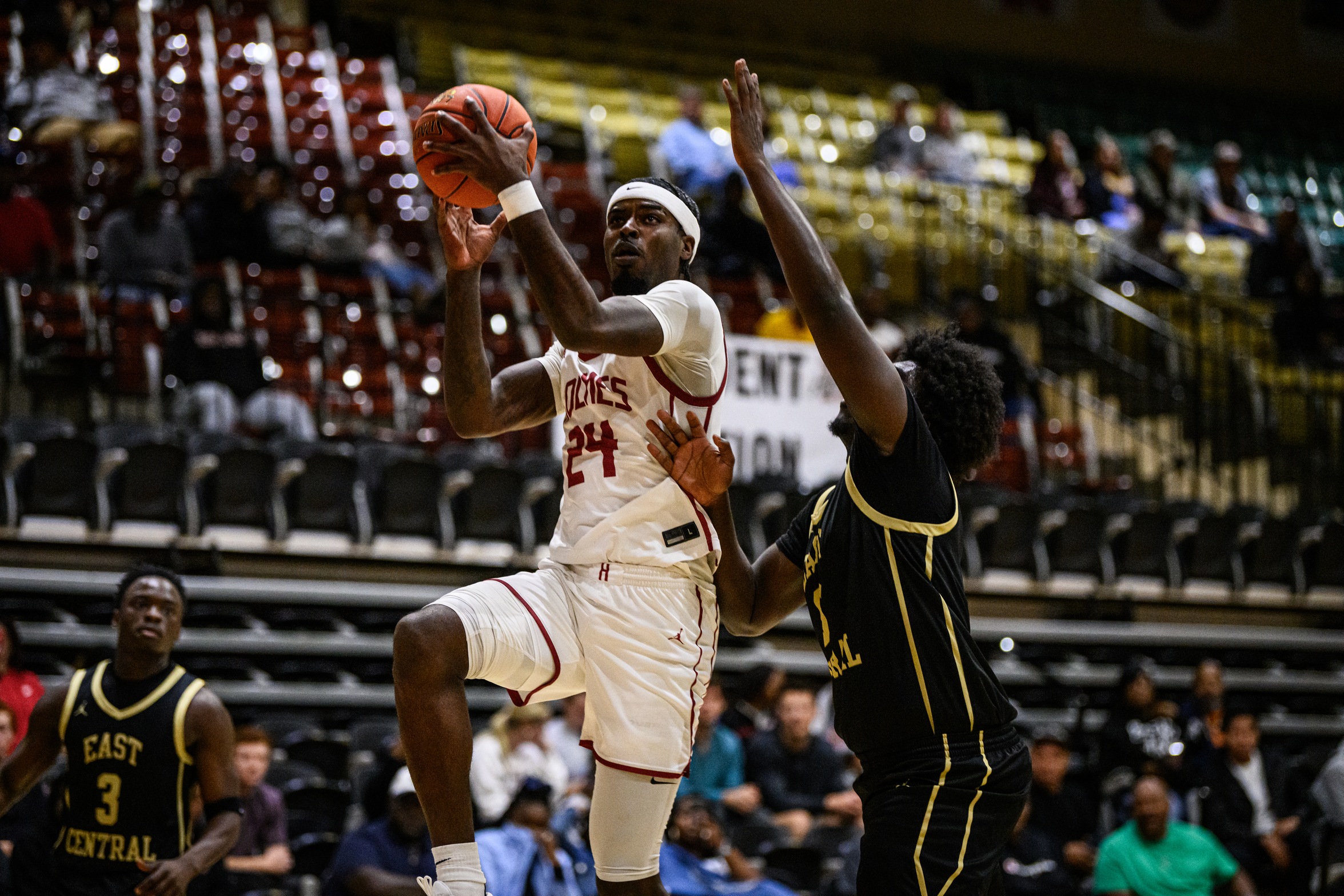 Bulldogs pick up 73-62 win over Warriors; Wallace hits 1,000 point mark in his career