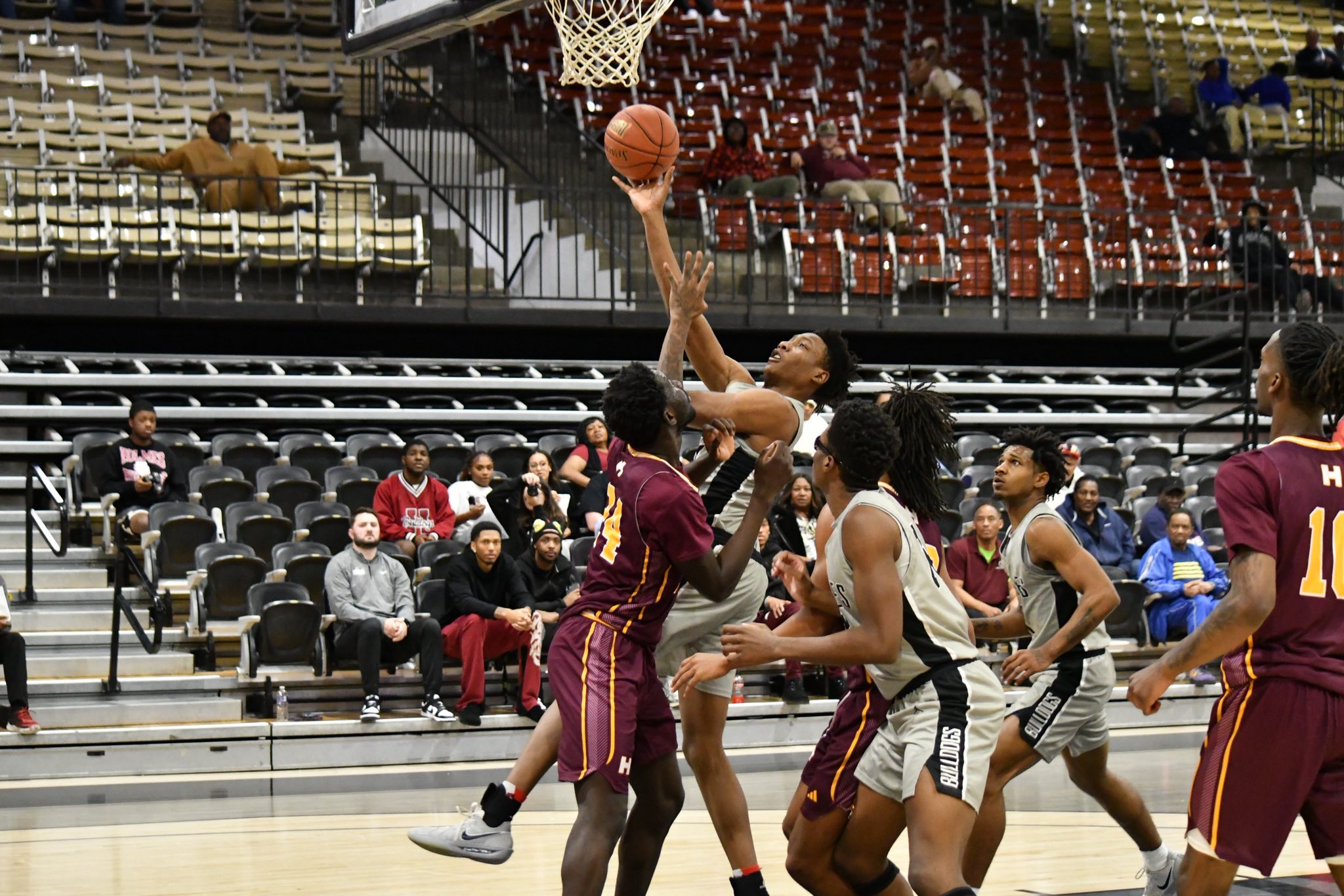 Holmes knocks off Hinds, 70-69