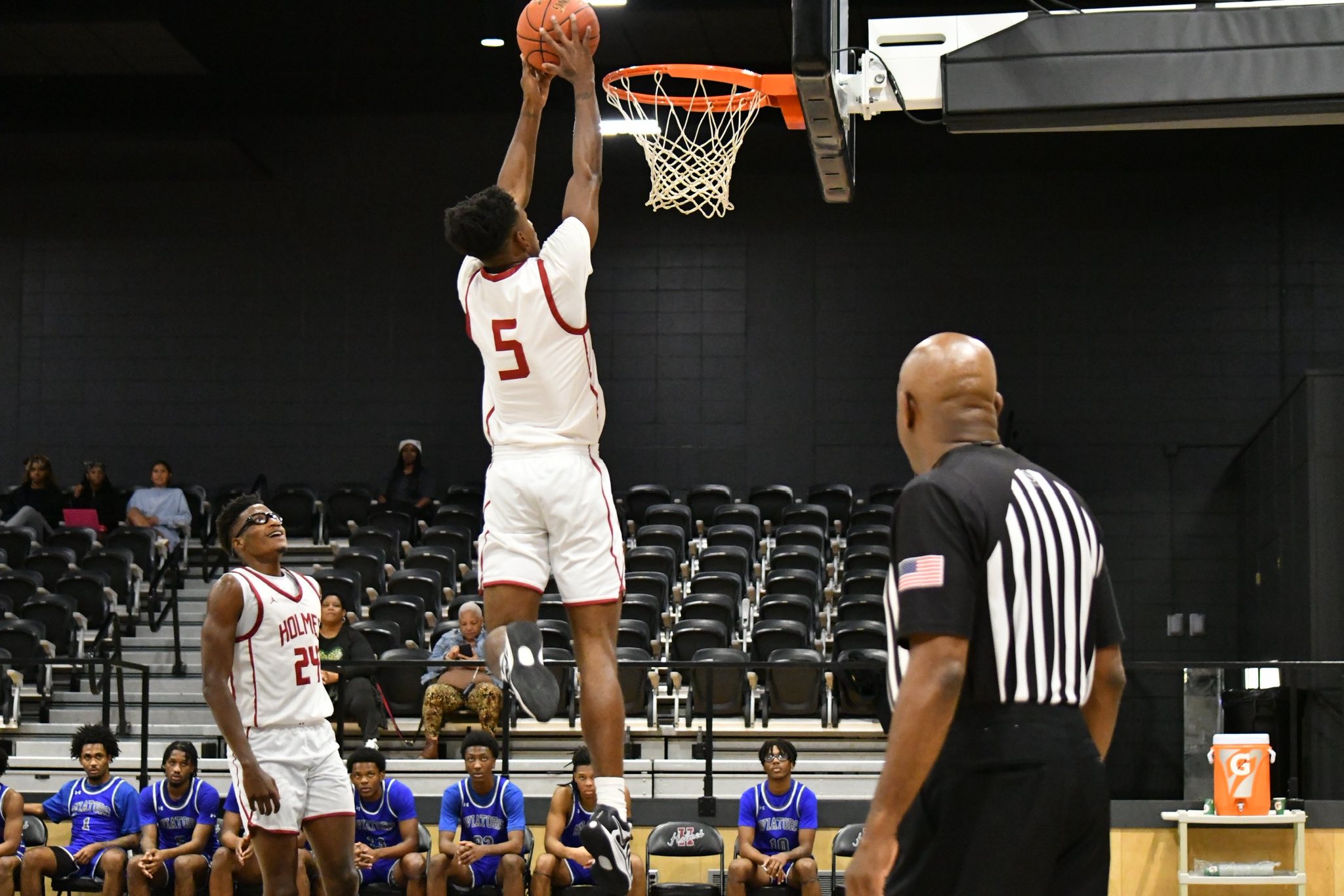 Bulldogs fall to Lions, 83-75