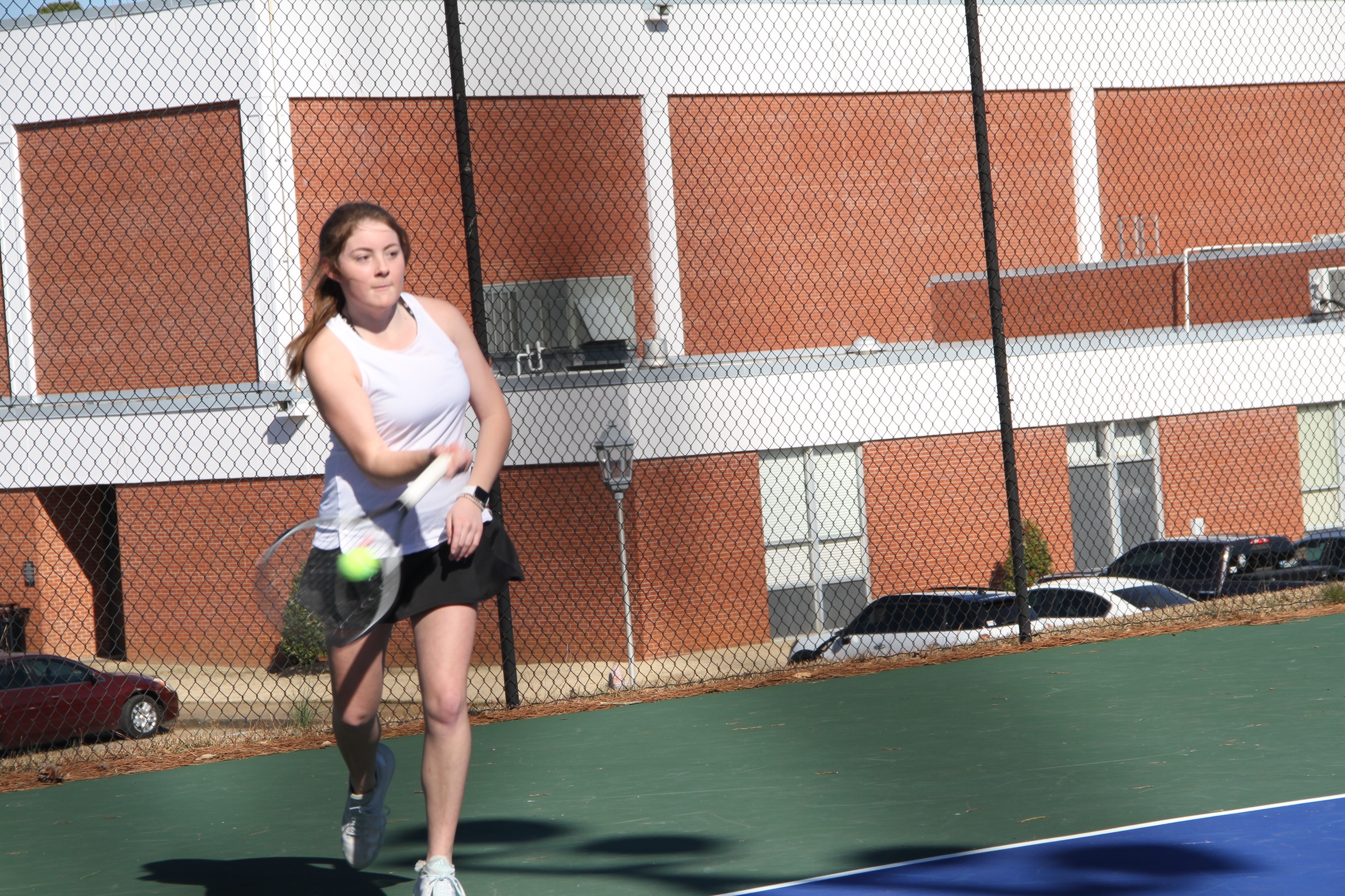 Holmes falls to EC in men's and women's tennis