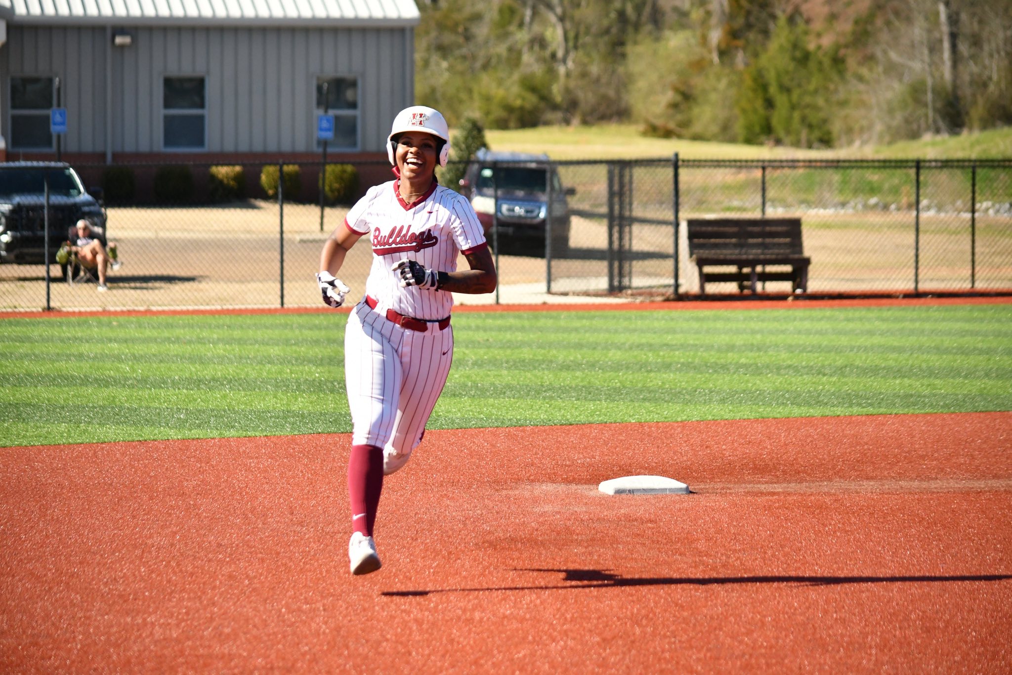 Holmes splits with Hinds to open conference play